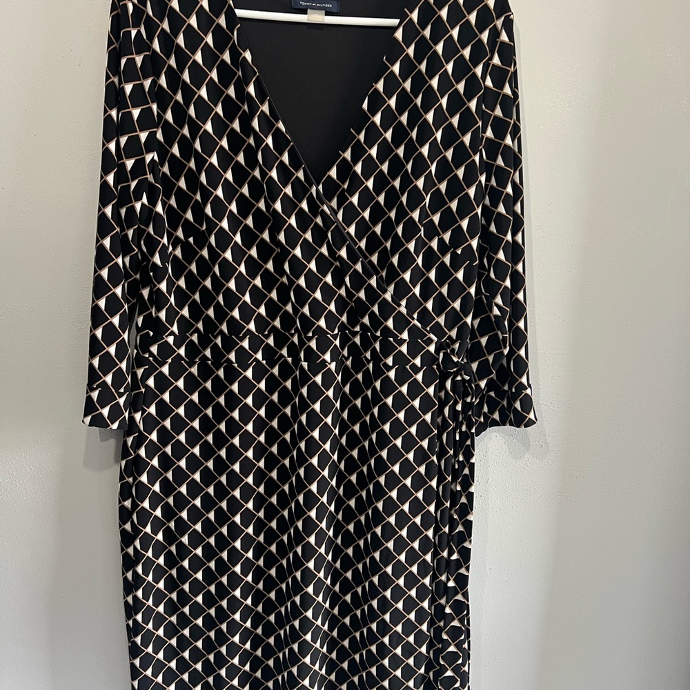 Tommy Hilfiger faux wrap dress featuring a black & white geometric print Size 14